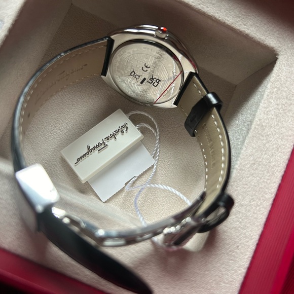 NEW Ferragamo Cuir Stainless Steel & Leather-Strap
Watch - Picture 7 of 8